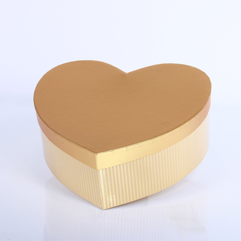 Caja cartón forma de corazón chocolates 5 hileras rojo/dorado