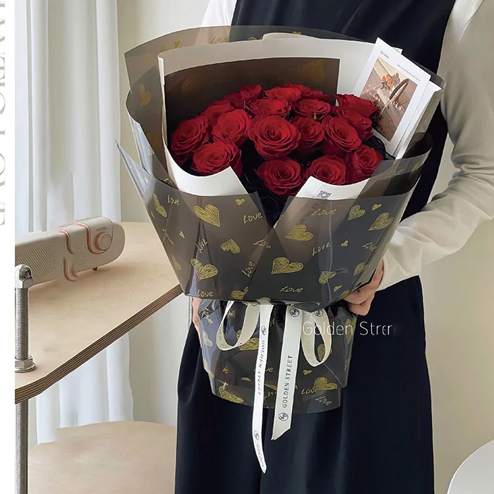 PAPEL PARA ENVOLVER FLORES CON CORAZONES