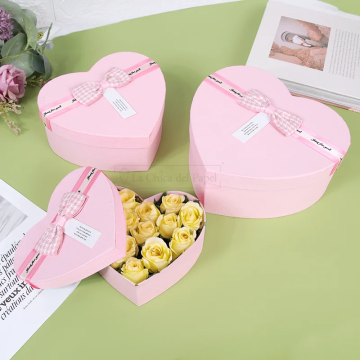 cajas florales en forma de corazon